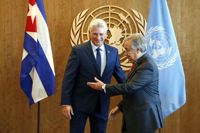 El presidente cubano Miguel Díaz-Canel Bermúdez conversa con el secretario general de la ONU, Antonio Guterres. (AP / Jason DeCrow)