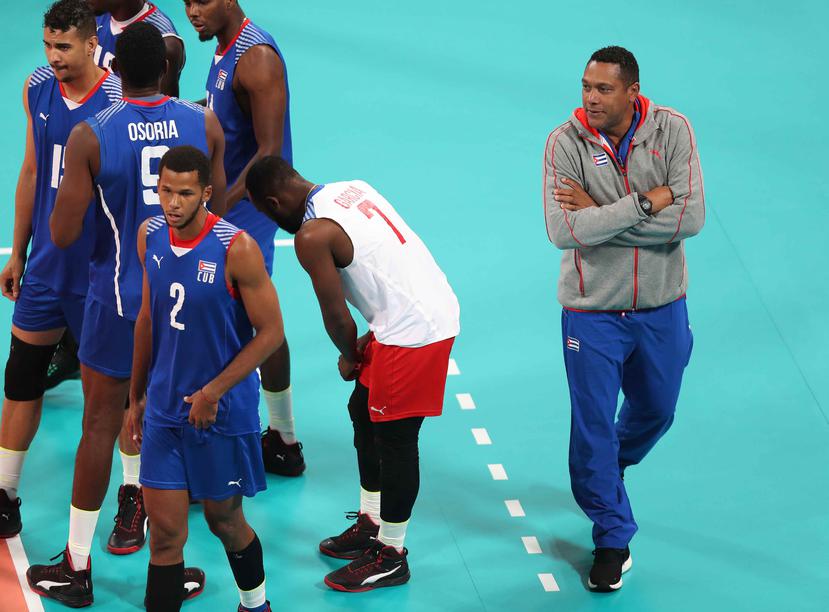 El dirigente de la selección de voleibol de Cuba, Nicolás Vives (der.), favorece el regreso de los jugadores al programa nacional.
