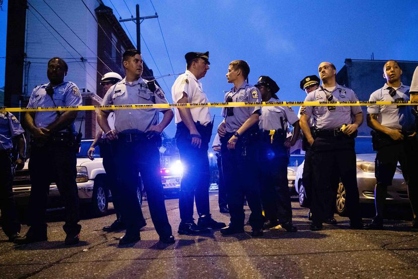 Oficiales de la policía de Filadelfia se aprestan a controlar el flujo de personas cerca del área del tiroteo. (AP / Matt Rourke)