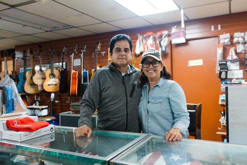 Alba Martínez, derecha, junto a Reinaldo Meléndez, dueño de Centro Musical, uno de los comercios más conocidos del barrio latino de Filadelfia.