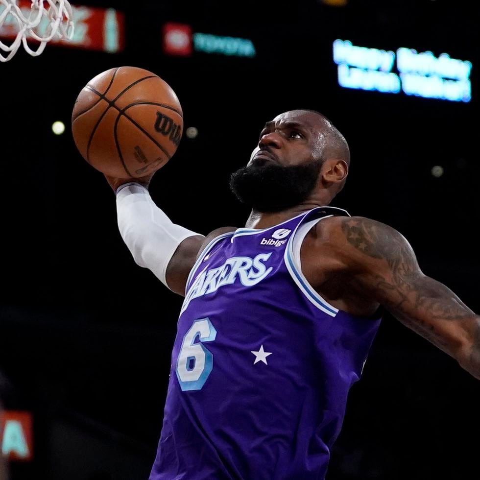 El jugador de los Lakers de Los Ángeles LeBron James encesta en la primera parte del juego de la NBA que enfrentó a su equipo con los Wizards de Washington, en Los Ángeles, el 11 de marzo de 2022.