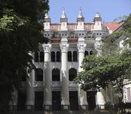 En cuanto a los edificios históricos escuelas que faltan por restaurar como la Escuela Central de Artes Visuales, en Santurce (arriba), y la escuela José Julián Acosta, en Puerta de Tierra