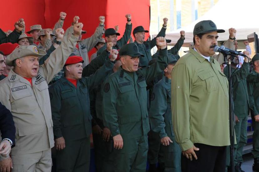 El presidente de Venezuela, Nicolás Maduro (d), durante un acto con militares, en Caracas, (EFE)