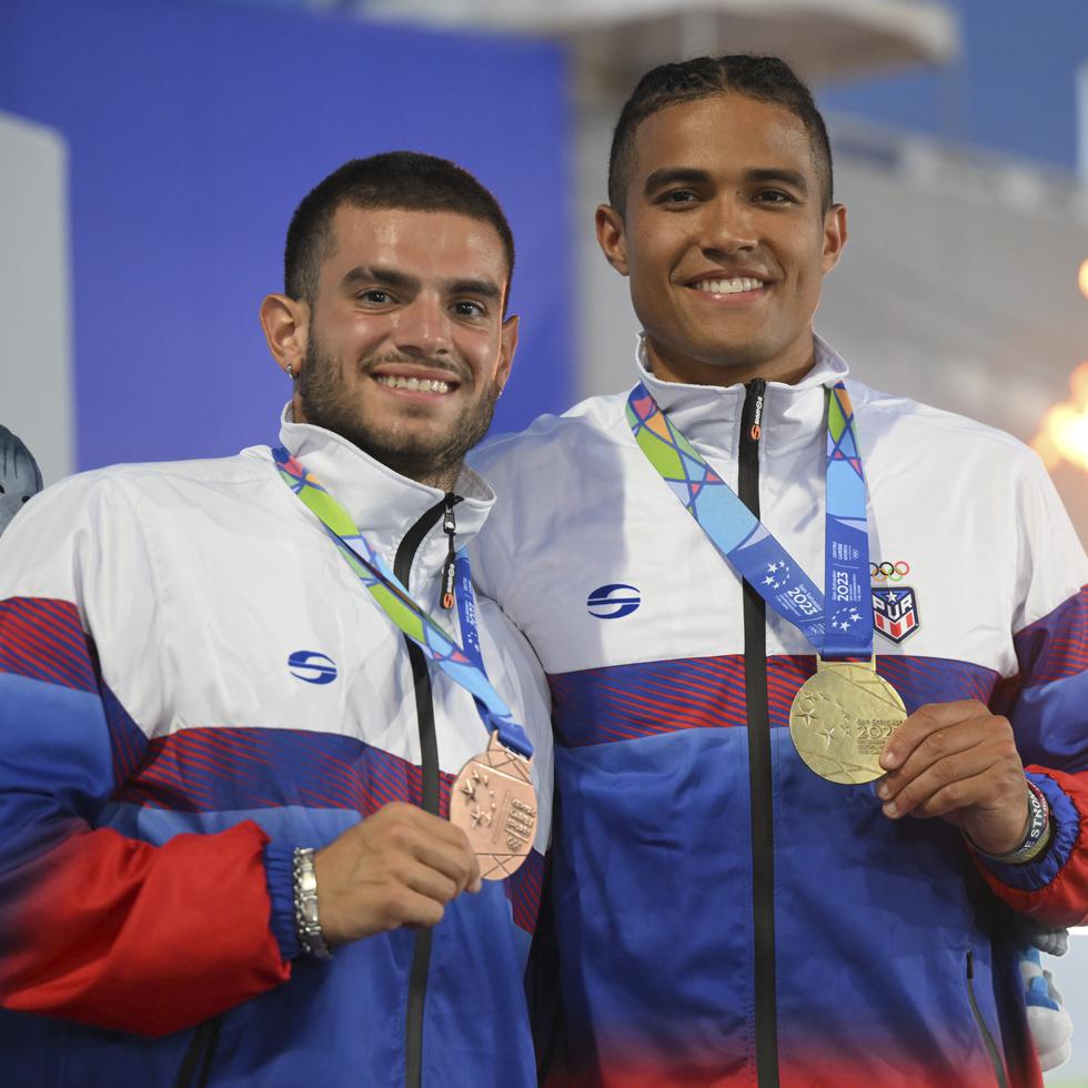 A la izquierda, Yariel Soto, con el bronce, y Ayden Owens-Delerme, con el oro, fueron parte de los medallistas boricuas en estos Juegos.