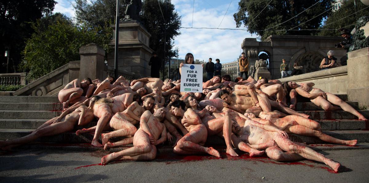Llamativa protesta al desnudo en contra del uso de piel animal