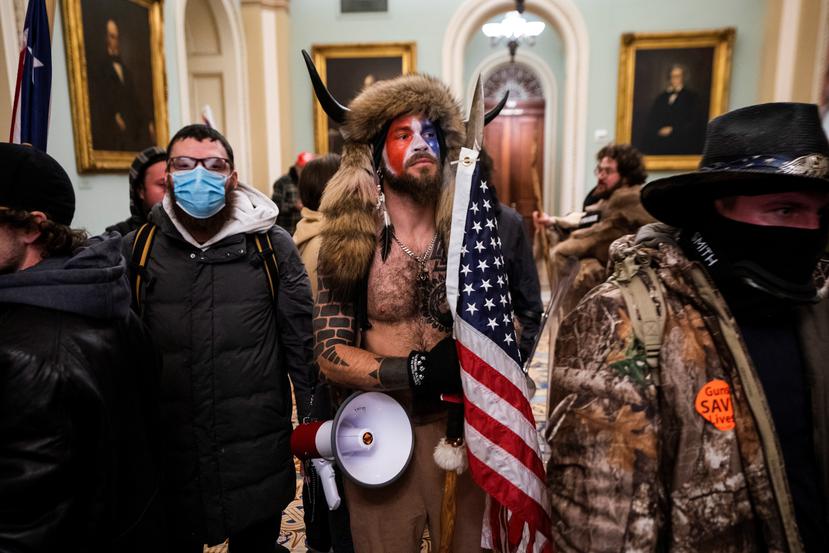 Seguidores de Donald Trump irrumpen en el Capitolio de los Estados Unidos durante unas protestas hoy, en Washington (Estados Unidos). EFE/ JIM LO SCALZO
