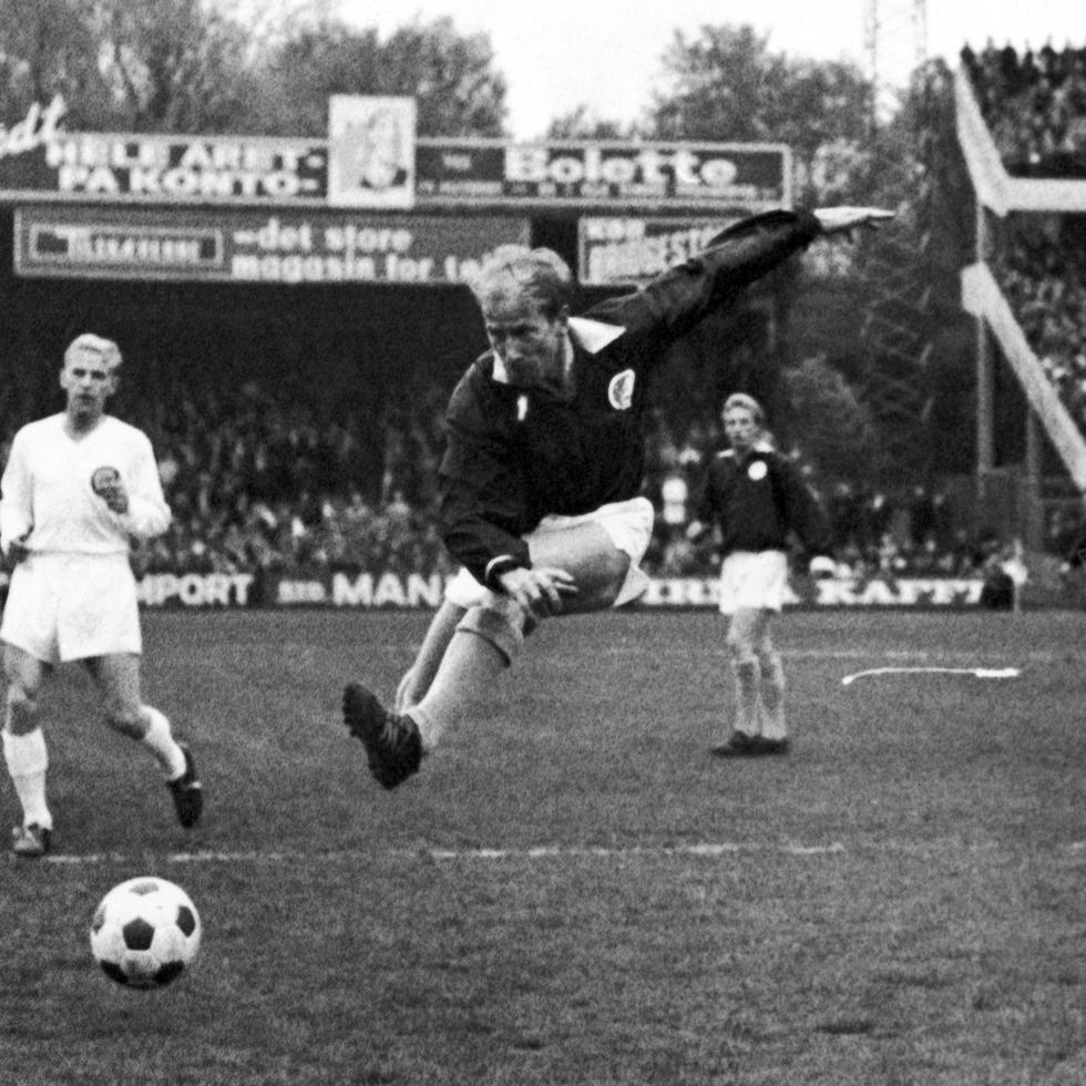 Foto de Bobby Charlton disputando un encuentro ante el resto de Europa para celebrar el 75mo aniversario de la Asociación de Fútbol danesa en Copenhague.
