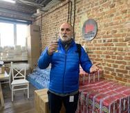 El cocinero español José Andrés en un espacio situado en la ciudad de Leópolis, en el oeste de Ucrania, donde ha descargado productos y comida preparada para repartirla a los más necesitados por la guerra.