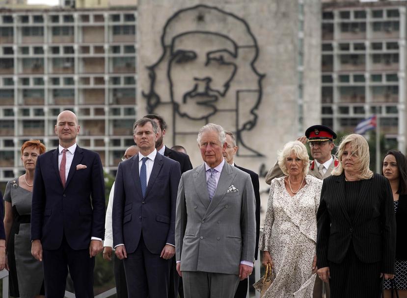 El príncipe Carlos (centro) y su esposa Camila (traje blanco en patrón) participaron de una ceremonia en la que colocaron una ofrenda floral en el monumento a José Martí. (AP / Ramón Espinosa)