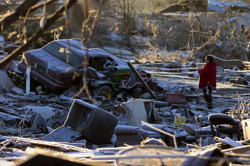 Dena Ausdorn se encuentra junto a los restos de su casa después de un tornado en Dawson Springs, Kentucky.