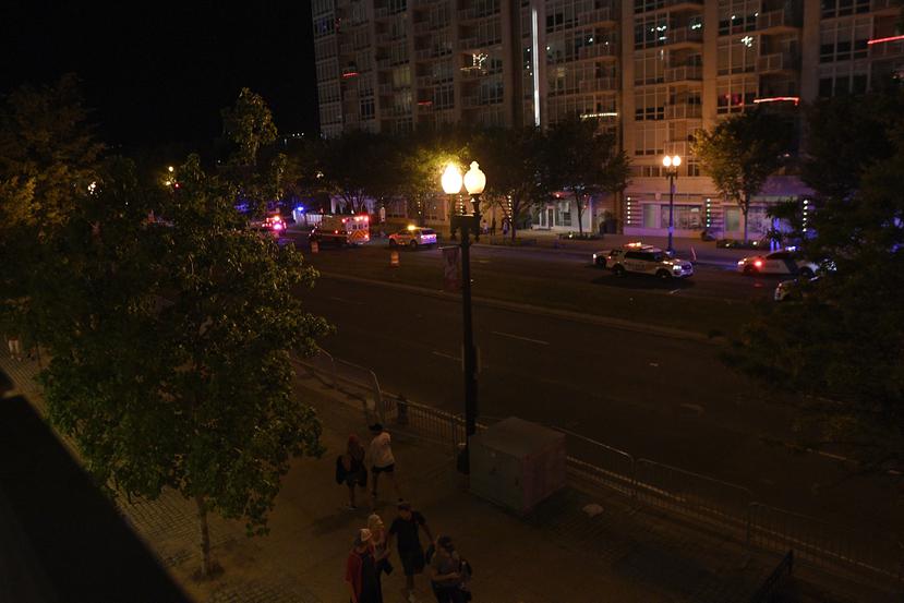 Patrullas de la policía de Washington D. C. y vehículos de emergencia rodean la calle que da hacia la tercera base en el Nationals Park tras registrarse un tiroteo.