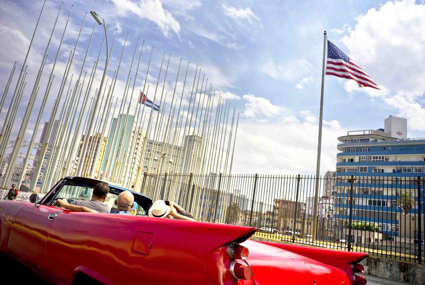 Varias personas pasean en un auto por la carretera alrededor de la embajada estadounidense en La Habana. (AP Photo/Ramon Espinosa)