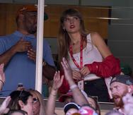 Taylor Swift observa desde una suite dentro del estadio Arrowhead durante la primera mitad de un partido de fútbol americano entre los Chicago Bears y los Kansas City Chiefs.