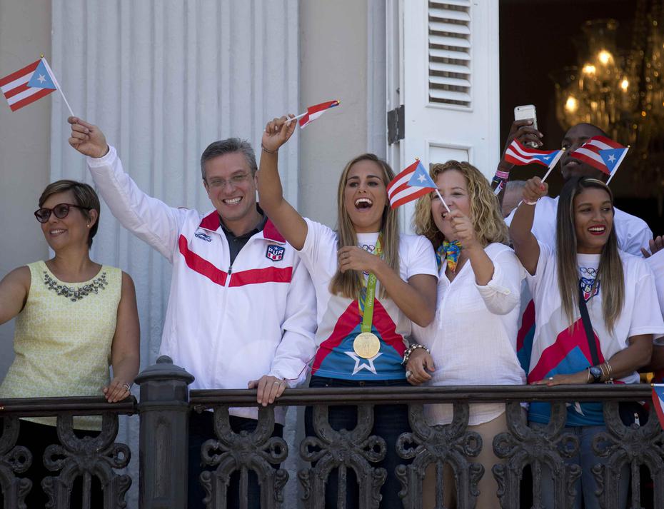 Tras ganar su oro olímpico, Puig fue recibida en una enorme fiesta de pueblo. En la foto, saluda desde un balcón junto al gobernador Alejandro García Padilla.