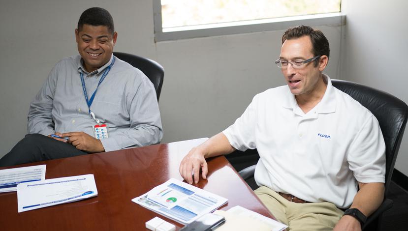 Danny Oppenheimer (izquierda), gerente de Operaciones de Puerto Rico, junto a Matthew Hunt, director del programa de Restauración de Energía. (Suministrada)