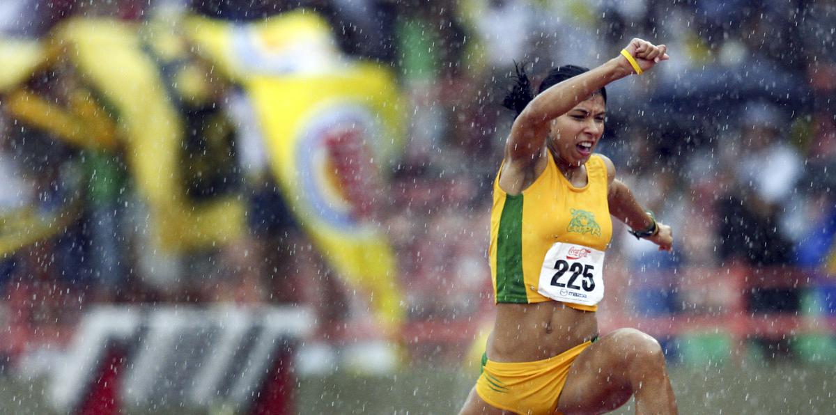 Natalie Bacon, de la Universidad Interamericana, compite bajo la lluvia en el triple salto durante las Justas del 2006 en Ponce.

