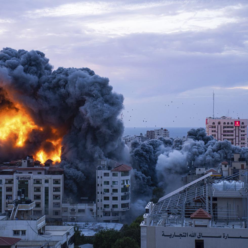 Israel lanzó un ataque en represalia contra la ciudad de Gaza el domingo luego de que, presuntamente, soldados del grupo Hamás invadieran el país.
