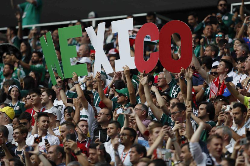 Hinchas despliegan las letras de México al inicio del partido de su selección contra Alemania por el Grupo F del Mundial en el estadio Luzhniki de Moscú, el domingo 17 de junio de 2018. (AP)