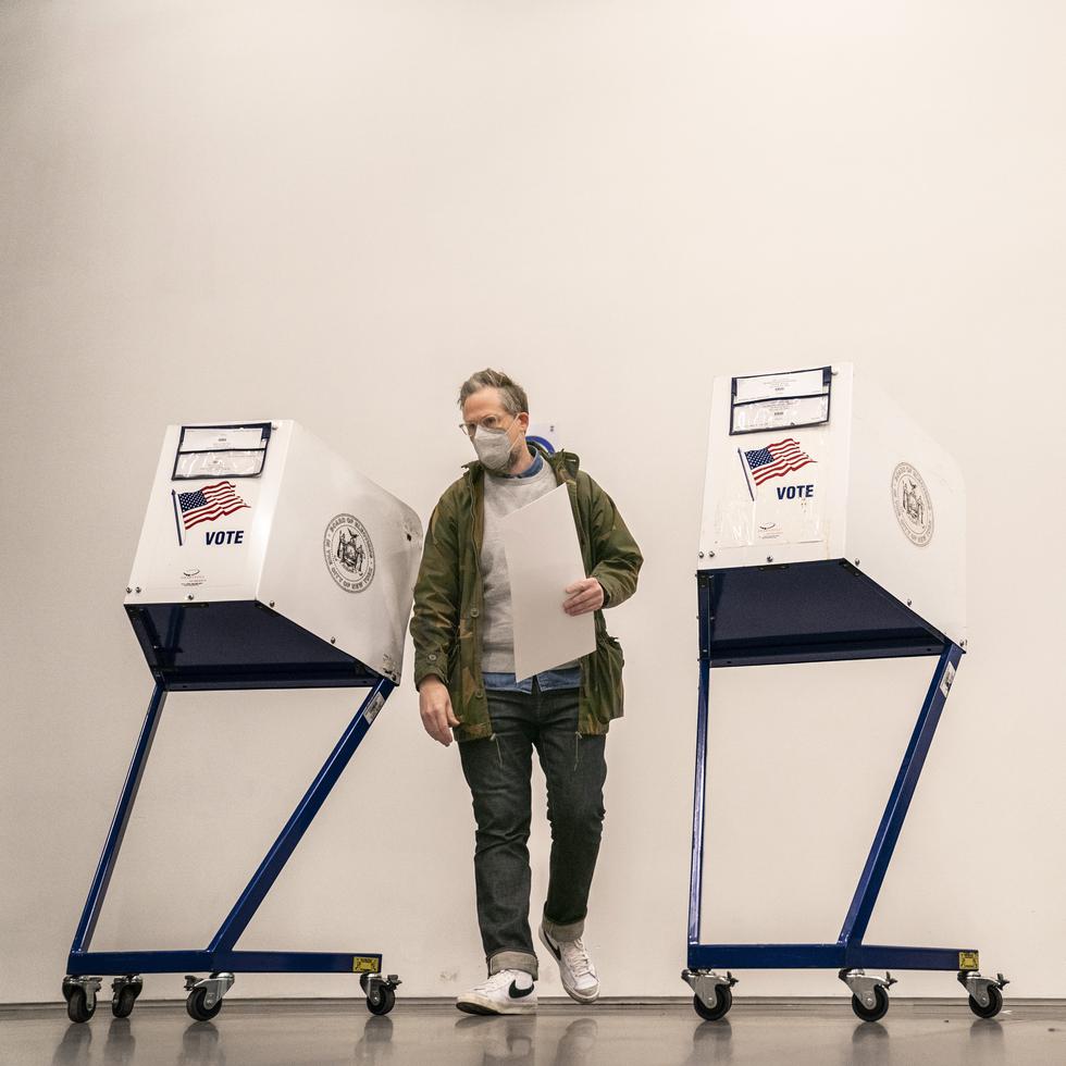 Un votante camina hacia las máquinas para procesar su papeleta electoral en un centro de votación en Manhattan.