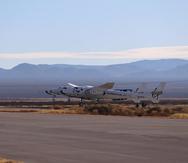 Fotografía facilitada por Virgin Galactic de su aeronave SpaceShipTwo Unity, adjunta a la nave nodriza VMS Eve, mientras despega el sábado 12 de diciembre de 2020 del centro Spaceport America en el sur de Nuevo México para un vuelo de prueba.