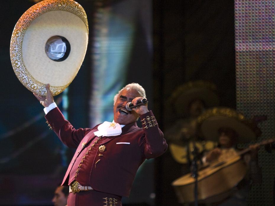 Vicente Fernández, falleció a los 81 años, el 1 de diciembre de 2021. Con su poderosa voz inmortalizó canciones como “El rey”, “Volver, volver” y “Lástima que seas ajena” y se mantuvo activo a lo largo de décadas, vendiendo más de 50 millones de discos e inspirando a nuevas generaciones de intérpretes. El astro de la música regional mexicana también protagonizó decenas de películas.
