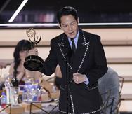 El actor sudcoreano Lee Jung-jae recibe el Emmy a mejor actor en una serie de drama por "Squid Game" en la 74a entrega de los Premios Emmy.