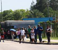 Ciudadanos esperan por transportación en una parada pública en La Habana. (Archivo / GFR Media)