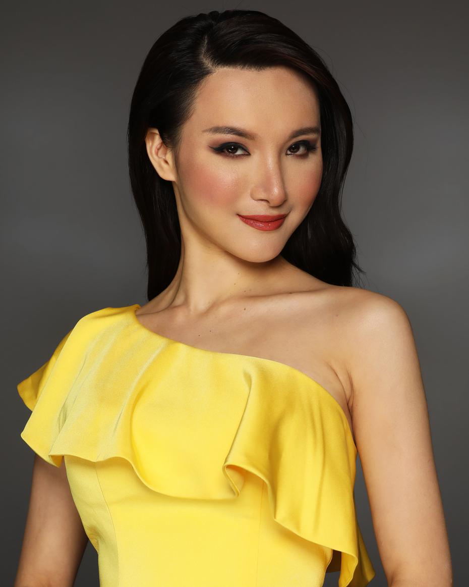 Miss World China Macao 2021, Jiani Yuan, de 28 años. Jiani trabaja como secretaria general en una fundación y tiene ambiciones de ser filántropa. Disfruta tocar el piano, baile latino y fotografía.