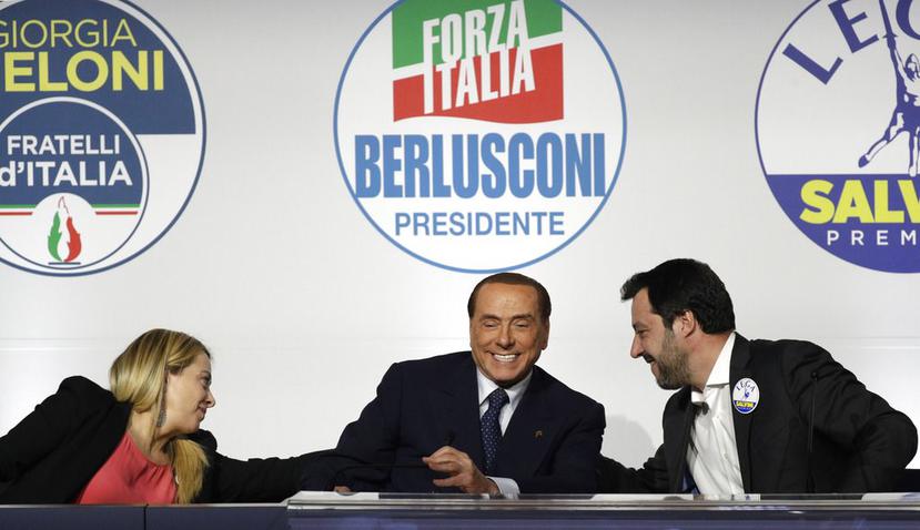 De izquierda a derecha, Giorgia Meloni, de Hermanos de Italia; Silvio Berlusconi, de Forza Italia; y s Matteo Salvini de La Liga, durante una conferencia de prensa en Roma, Italia (AP/Andrew Medichini).