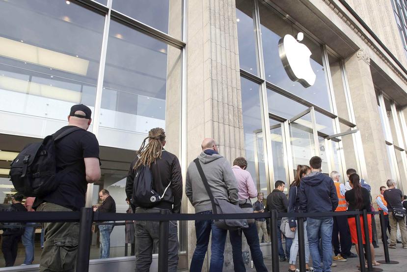Clientes hacen fila a las afueras de una tienda oficial Apple en Hamburgo con motivo de la salida a la venta del iPhone 7.