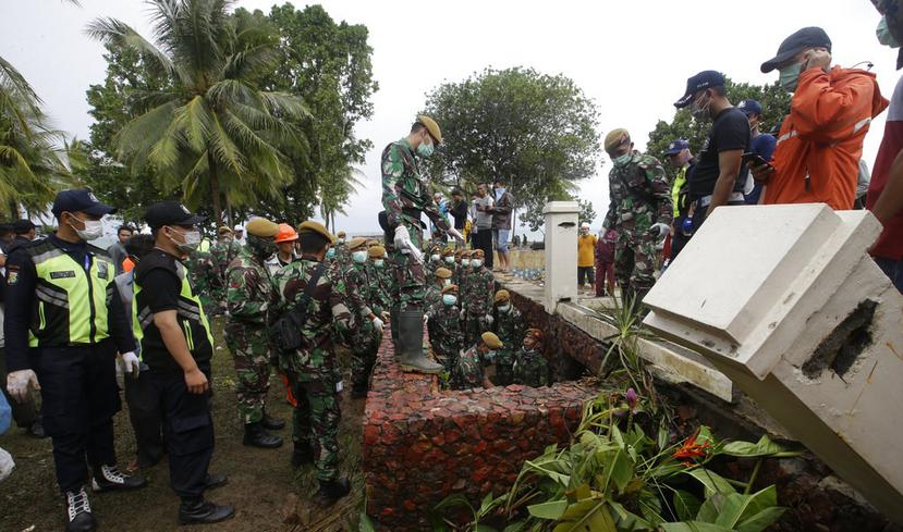 Un grupo de rescatistas y soldados buscan víctimas del tsunami en un hotel de Tanjung Lesung, Indonesia. (AP)