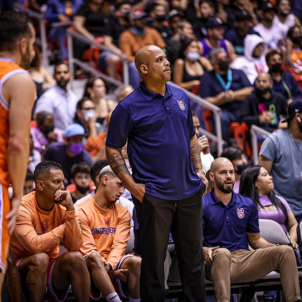 Al momento, Larry Ayuso dirige a los Cangrejeros de Santurce en la Basketball Champions League.