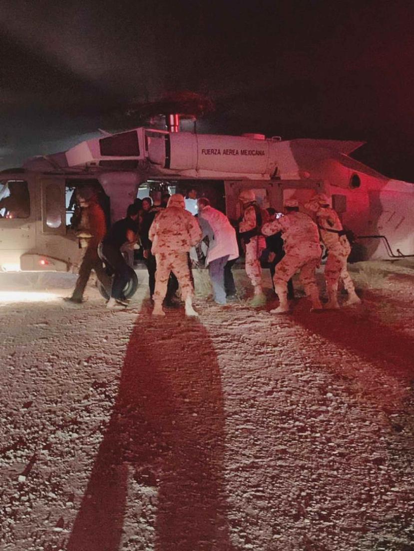 Los hijos sobrevivientes de la familia LeBarón son transportados mediante helicóptero para recibir atención médica. (AP)
