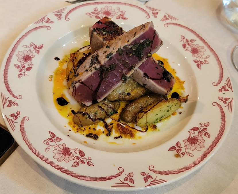 El Atún servido con papas en pesto de aceite de achiote y balsámico, es otro de los exquisito manjares del nuevo restaurante de Chef Mario Pagán, "Sage La Bistecca".