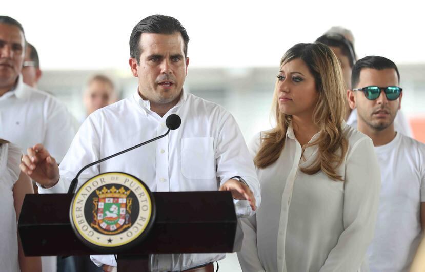 El gobernador Ricardo Rosselló hizo un llamado hoy para que las empresas privadas y los ciudadanos colaboren en la tarea de remozar los planteles y suplir de materiales escolares.