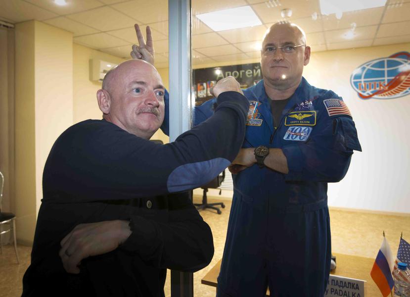 NASA realizará exámenes médicos en los gemelos Mark y Scott Kelly para determinar los cambios que ocurren en el cuerpo durante un año en el espacio.