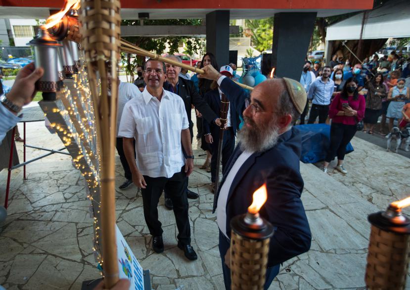 El rabino Mendel Zarchi exhortó, en el último día de Hanukkah, a dar pequeños pasos para ser una fuerza positiva en el mundo. Zarchi iluminó una de las velas del "menorah", mientras lo observaba el gobernador Pedro Pierluisi.