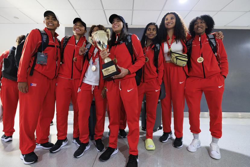 La Selección Nacional posa con el trofeo del Torneo Centrobasket a su llegada a la isla.
