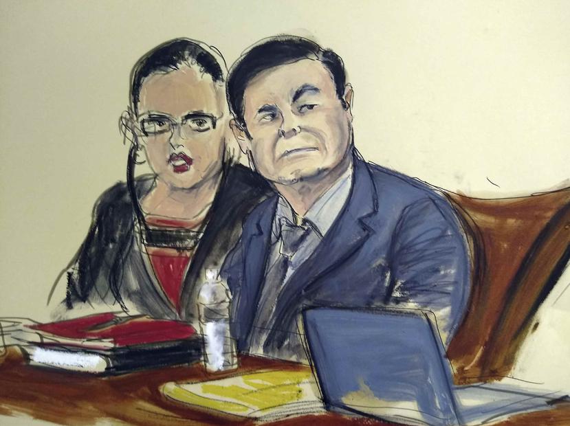 El capo mexicano junto a su intérprete durante su juicio en Nueva York, el pasado lunes. (AP / Elizabeth Williams)
