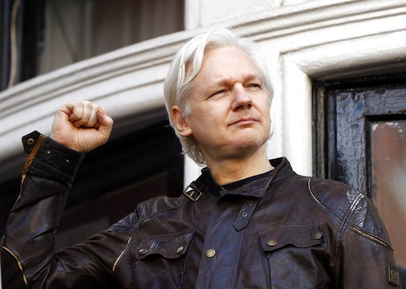 En esta foto del 19 de mayo del 2019, el fundador de WikiLeaks Julian Assange saluda a partidarios afuera de la embajada de Ecuador en Londres, donde ha estado en exilio voluntario desde el 2012. (AP)