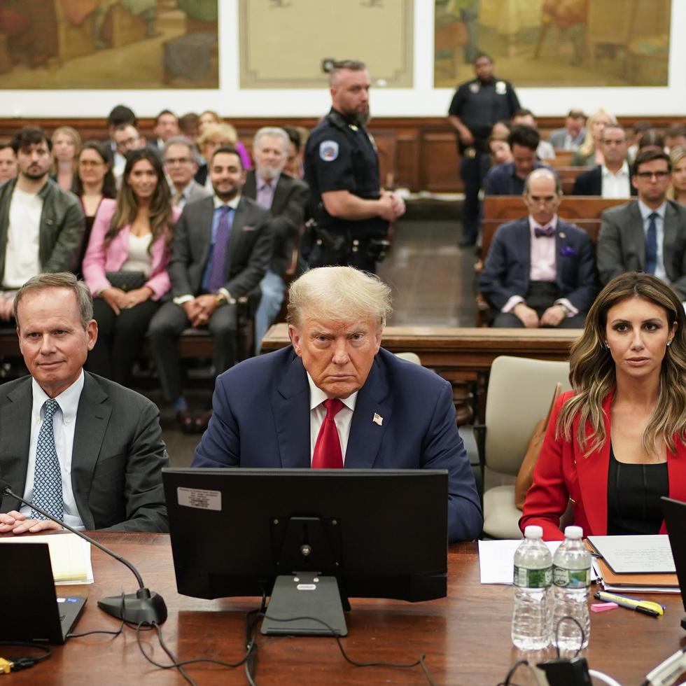 El expresidente Donald Trump, en el centro, sentado en la sala del tribunal con su equipo legal antes de la continuación de su juicio civil por fraude empresarial en la Corte Suprema de Nueva York.