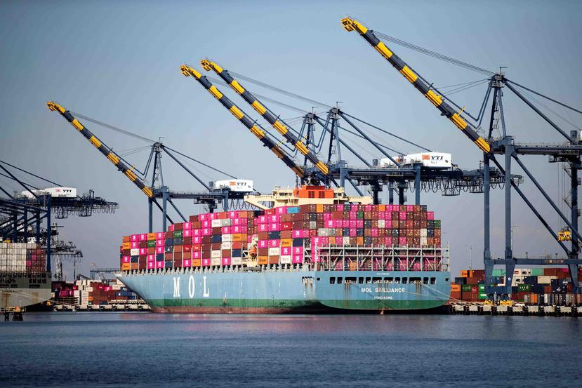 El déficit comercial de Estados Unidos con China aumentó en $9,000 millones en abril respecto al mes anterior, hasta los $26,000 millones. Arriba, mercancía china llega al puerto de Los Ángeles.