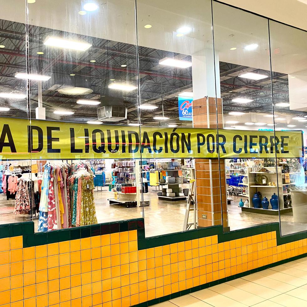 La vitrina del establecimiento luce un letrero de "venta de liquidación por cierre".