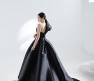 Uno de los vestidos de la empresa española Pronovias, en donde se aprecia la versión en color negro de su modelo Sedna.