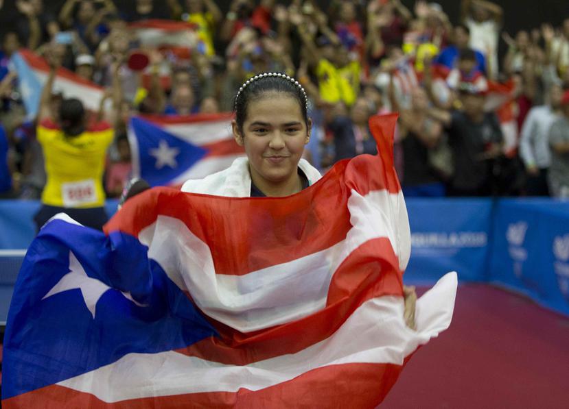 Adriana Díaz celebró la victoria cargando la bandera de Puerto Rico alrededor de la cancha.