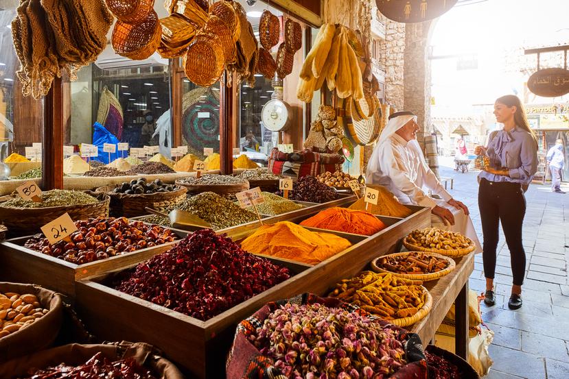 En el mercado Souq Waqif  hay calles especializadas en perfumes, especias, inciensos, dátiles o vestidos, entre otros.