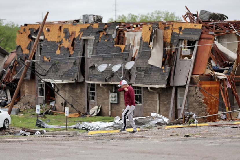 En Oklahoma, un tornado arrasó al poblado de Holdenville, de unos 5,000 habitantes, el sábado en la noche, matando a dos personas e hiriendo a otras cuatro.