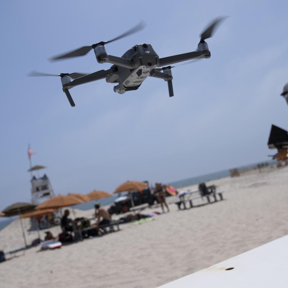 Cary Epstein, supervisor de salvavidas, controla un dron para patrullar las aguas y detectar tiburones en el mar frente a la playa del Parque Estatal Jones Beach, en Wantagh, Nueva York.