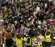 Refugiados ucranianos hacen fila para recibir comida a su llegada a la estación principal de trenes en Berlín, Alemania.