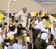 El papa Francisco llega al Estadio Nacional de Bahrein, en Riffa, para celebrar una misa.